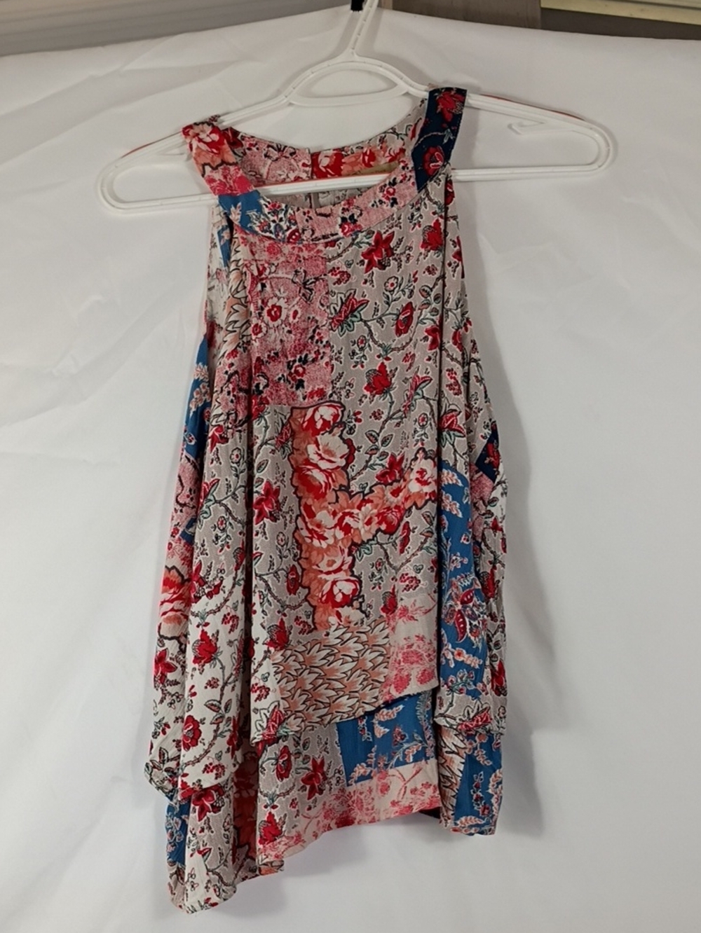 EUC Urban Day Floral High-Neck Sleeveless Swing Top in Red, Blue & Cream Size Md